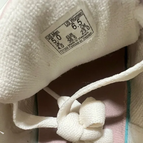 VANS UNISEX PINK AND WHITE SNEAKERS SIZE:
5 - men
6.5 - women - Picture 14 of 14